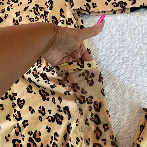 Fabletics leopard set. - Picture 3 of 6